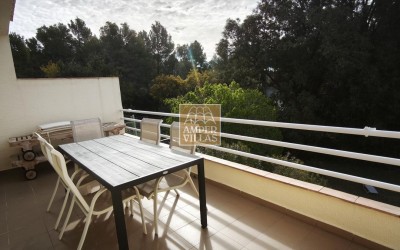 Spacious bungalow with a communal swimming pool and tennis court next to the golf club.